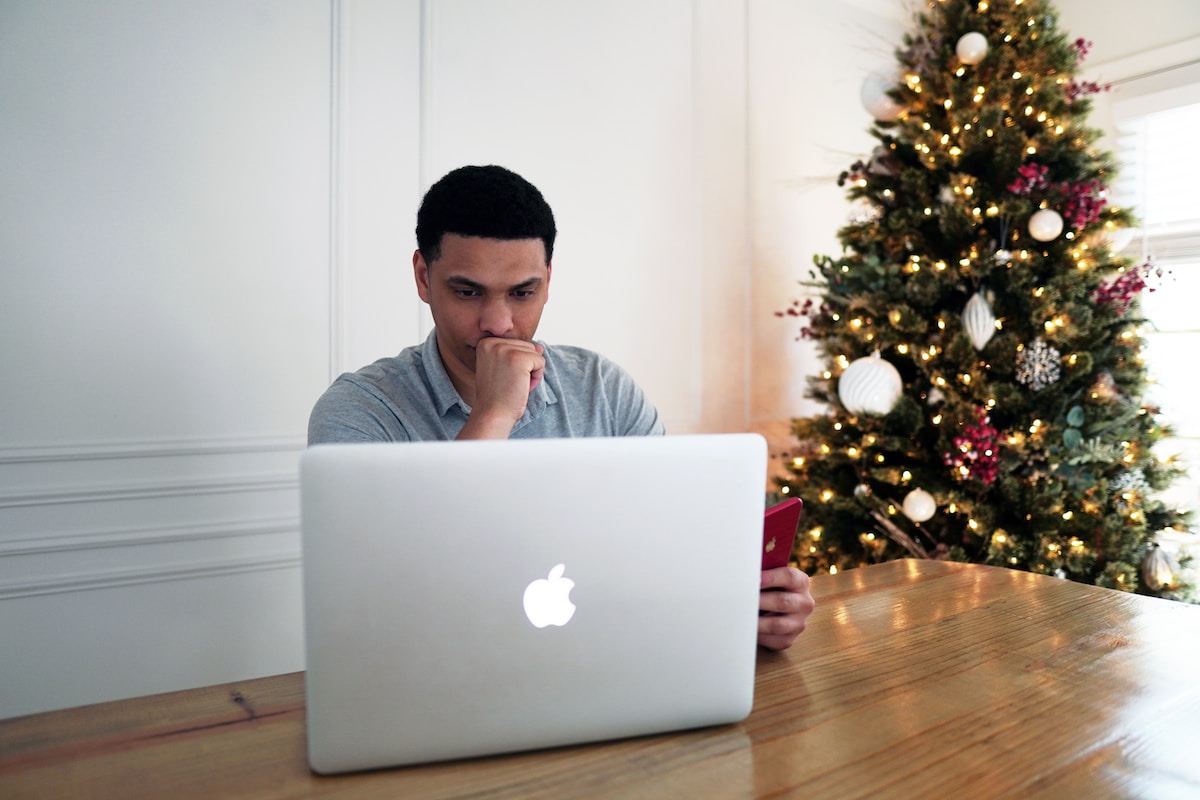 man in gray crew neck shirt sitting in front of silver macbook trading